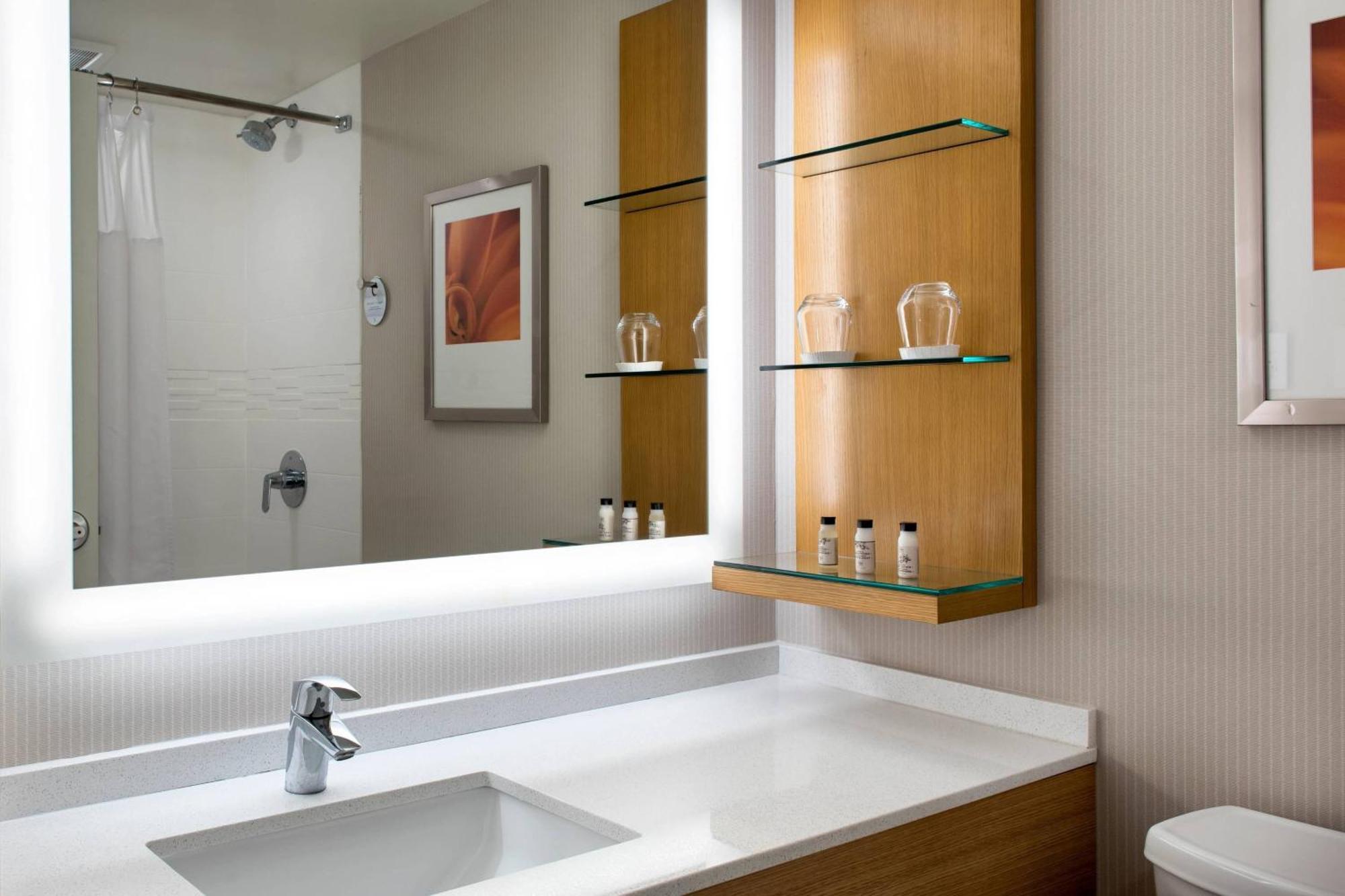 Delta Hotels By Marriott Utica Exteriér fotografie
